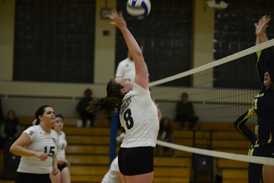 Women's Volleyball Cruises to Seventh Straight Win