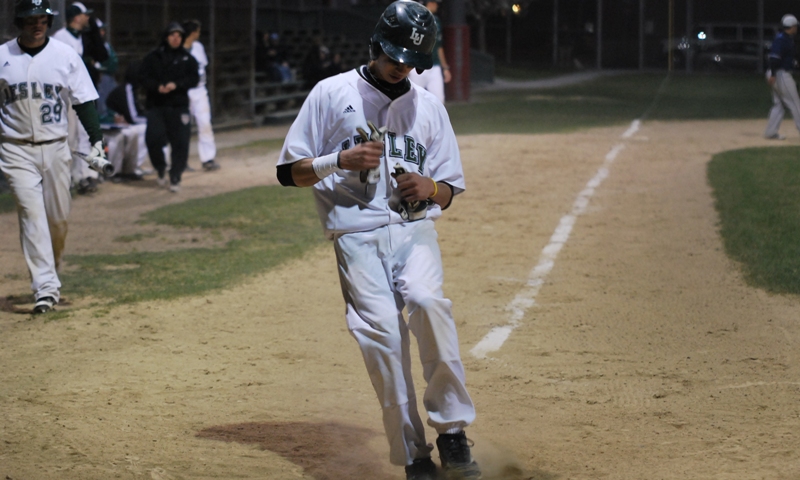 Late rally lifts Lynx, 8-5 at Mitchell