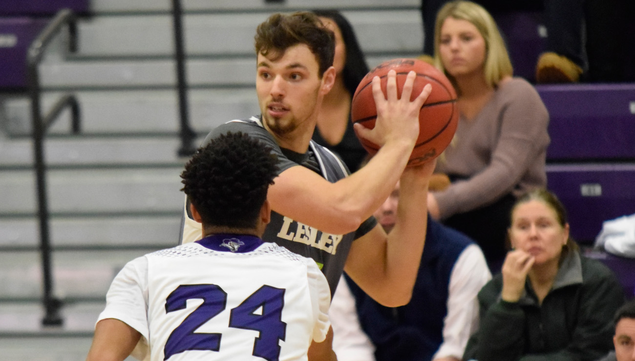 Reznikoff, Men's Basketball Claw Past Lions